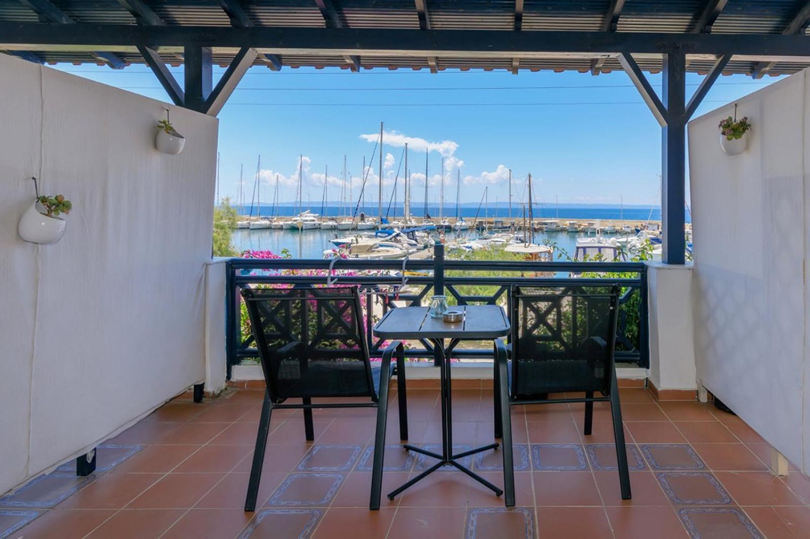 Ferienwohnung Nikiti Seafront Blue Exterior foto